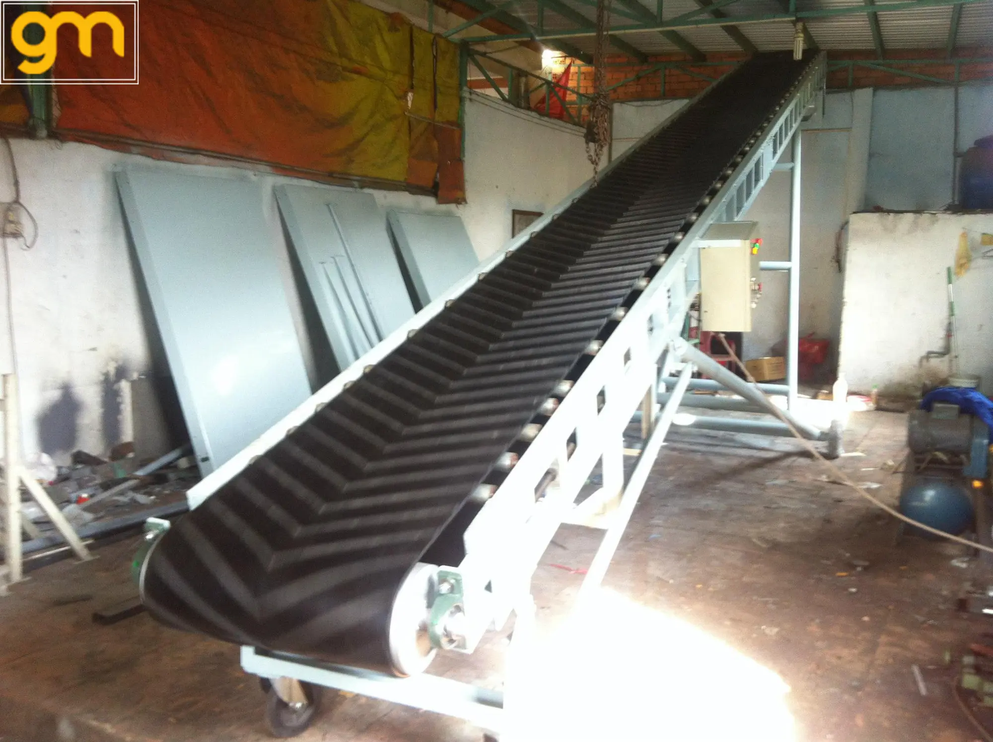 Băng tải cao su nâng hạ di động