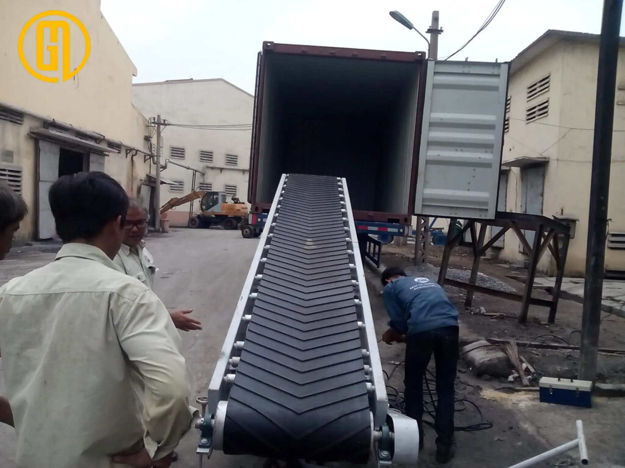 băng tải là gì Hình ảnh băng chuyền hàng hóa lên xe