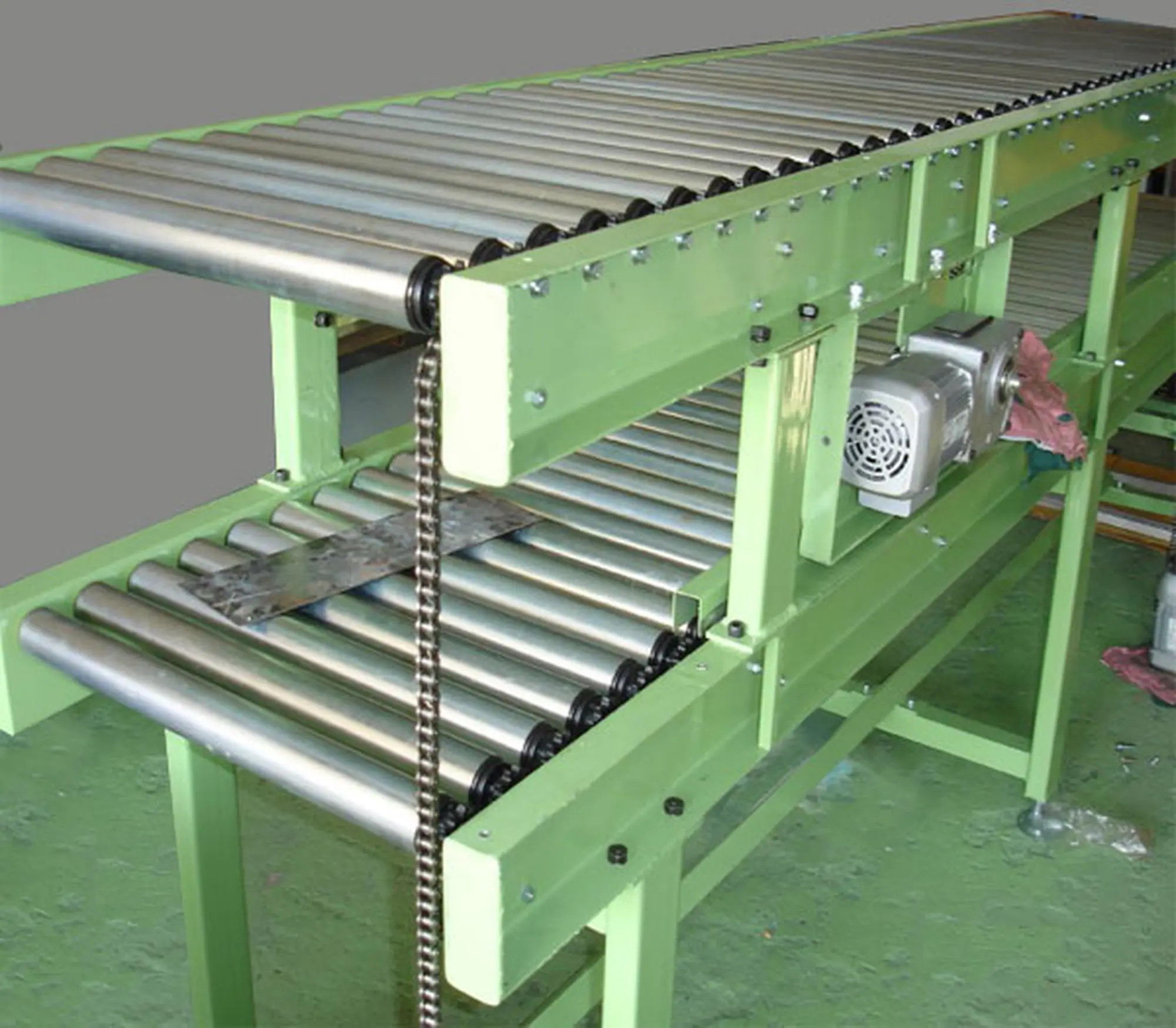 thiết kế băng tải con lăn xích