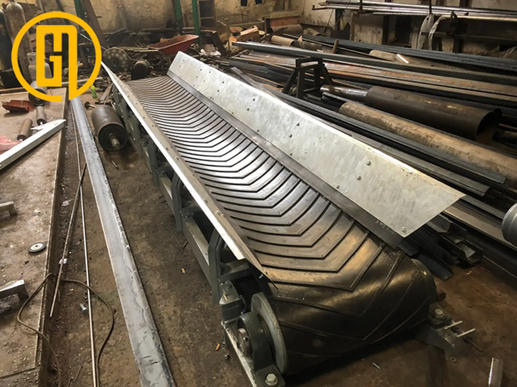 Băng tải lòng máng cho các vật liệu rời