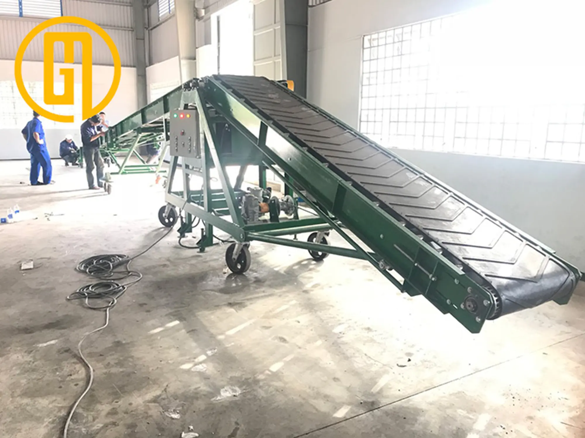 Băng tải cao su nâng hạ di động